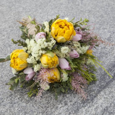 Beyaz ve Pembe Laleler için mavi sümbül ile buket