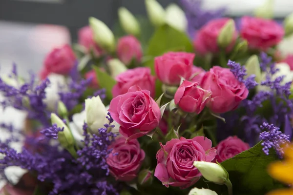 Ramo de primavera de rosa roja, lisianthus a para una boda especial c — Foto de Stock