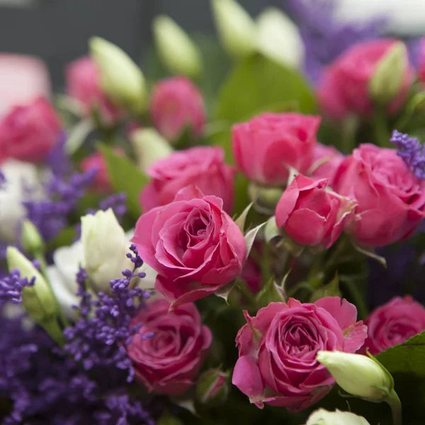 Bouquet di primavera di rosa rossa, lisianthus a per un matrimonio speciale c — Foto Stock