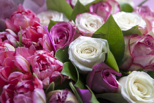 O buquê de rosa rosa e tulipas vermelhas da noiva — Fotografia de Stock