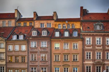 Varşova'nın eski şehir pazar yeri (Rynek Starego Miasta) merkezi ve Varşova en eski bölümü olan güneşli bir günde,