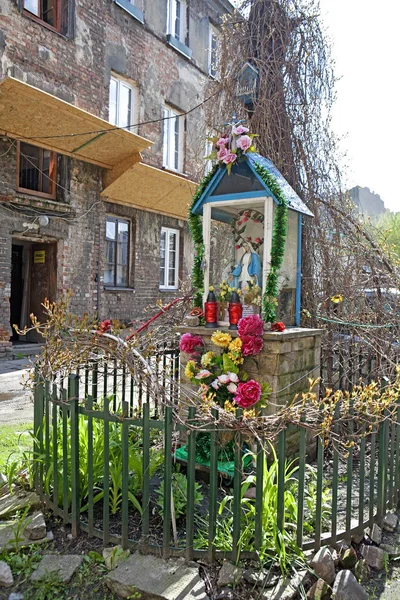 Estatua de María en un patio trasero en el distrito de Praga — Foto de Stock