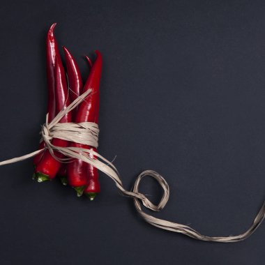Kartpostal yemek tarifleri için. Kırmızı Şili biber, sicim, gri peçeteye ile bağlı. Kopya alanı