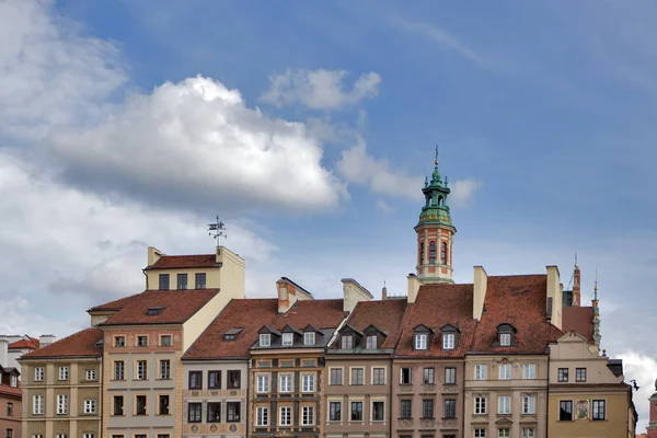 Mercado del casco antiguo de Varsovia (Rynek Starego Miasta) en un día soleado, que es el centro y la parte más antigua de Varsovia — Foto de Stock