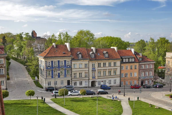 Casas coloridas cerca de la muralla de la fortaleza en el casco antiguo de Varsovia —  Fotos de Stock