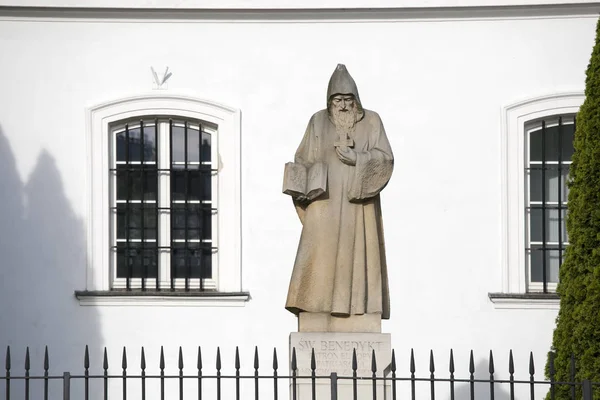 Statua di San Benedykt fuori la Chiesa di San Kazimierz nella Nuova Città di Varsavia in Polonia — Foto Stock