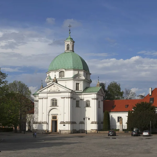 Warschauer Polenkirche auf dem Neustädter Platz neben der Altstadt — Stockfoto