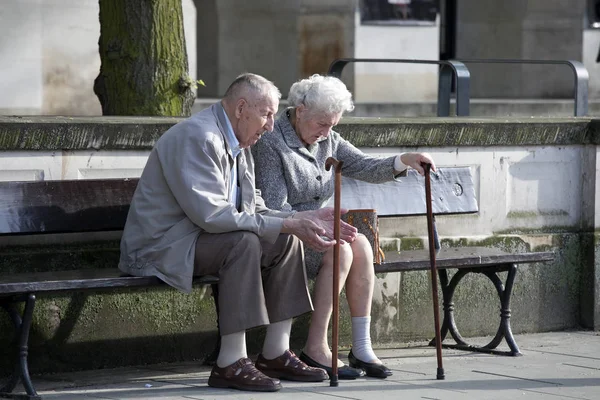 公園のベンチに座っている老夫婦 — ストック写真