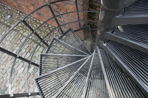 Nedåtgående Spiral, spiraltrappa i gamla stan i Warszawa, Polen — Stockfoto