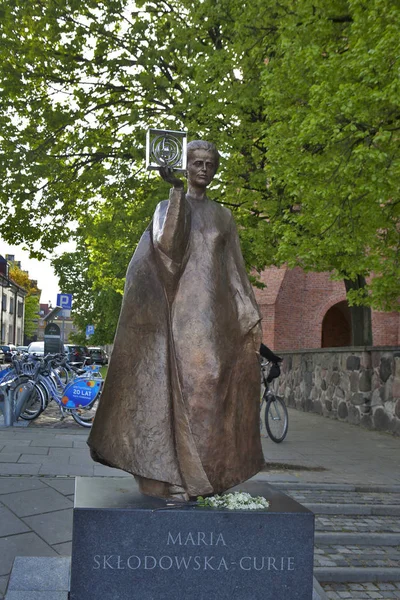 波兰物理学家和化学家，第一位女性获得诺贝尔奖-玛丽 · 居里在波兰华沙举行的纪念碑 — 图库照片