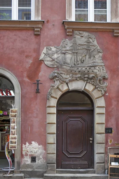 Facade with a sailing boat on St. John Street (Ulica Swietojanska), located in the old town of Warsaw, Masovian, Poland, Europe — Stock Photo, Image