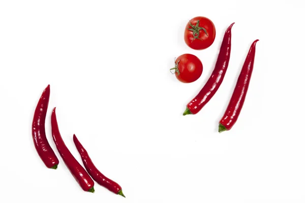 Rote Chilischoten und Tomaten isoliert auf weißem Hintergrund — Stockfoto