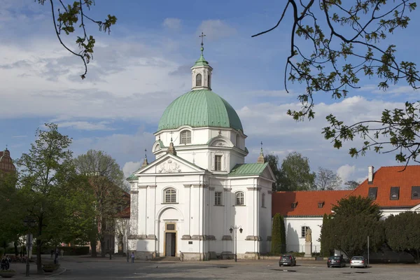 Warschau Polen kerk in Newtown Square grenzend aan de oude stad — Stockfoto