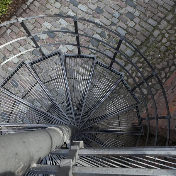 Abwärtsspirale, Wendeltreppe in der Altstadt von Warschau, Polen — Stockfoto