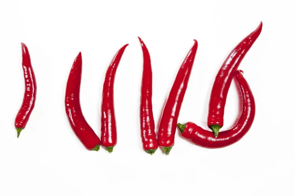 De rode chili peppers geïsoleerd op een witte achtergrond. Ansichtkaarten voor recepten — Stockfoto