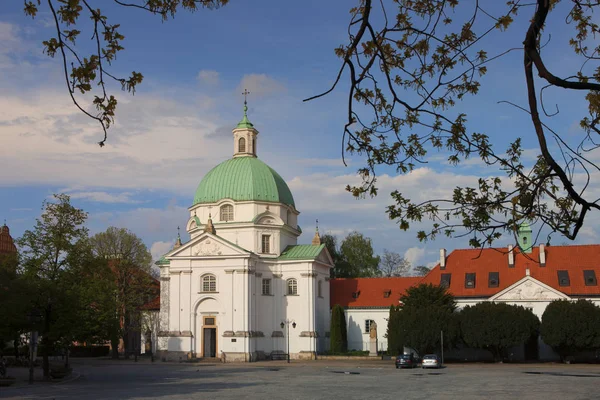 Warschau Polen kerk in Newtown Square grenzend aan de oude stad — Stockfoto
