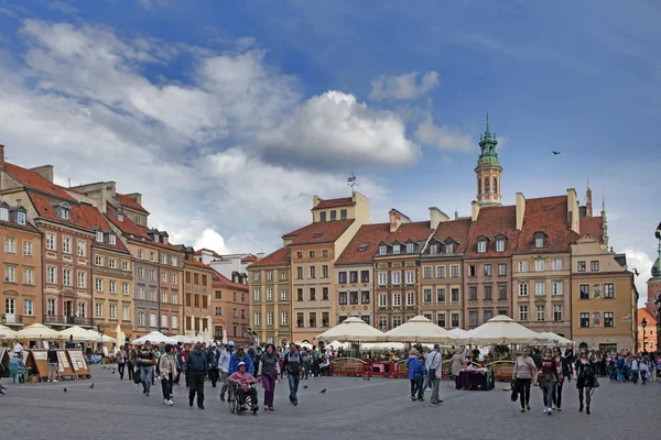 Mercado del casco antiguo de Varsovia (Rynek Starego Miasta) en un día soleado, que es el centro y la parte más antigua de Varsovia — Foto de Stock