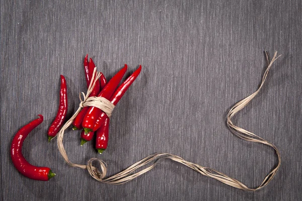 明信片的食谱。红的辣椒，绑着，在灰色的餐巾纸上。复制空间 — 图库照片