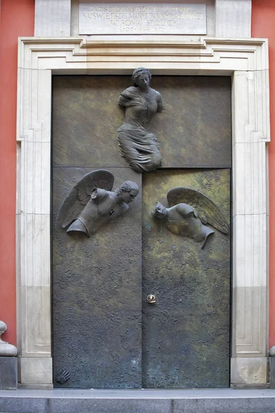 Fragment av dörren katedralen Basilica av martyrskap av Johannes Döparen — Stockfoto