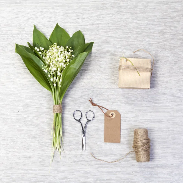 Букет цветов и листьев с коробочным подарком — стоковое фото