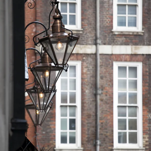 De Vintage-lantaarns op een achtergrond van oude windows en een baksteen — Stockfoto
