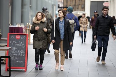 Turistler alışveriş yapmak isteyen Oxford Street boyunca yürüyor