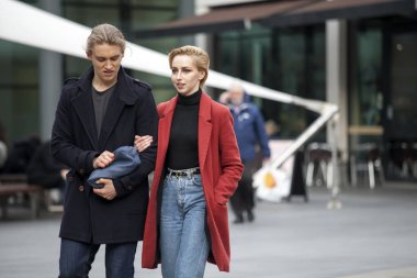 Mutlu bir çift, elele, Doğu Londra'da yürüyüş