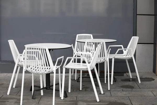 La zona del restaurante con sillas de plástico blanco y mesas blancas en el vestíbulo del centro comercial. Hermoso interior —  Fotos de Stock