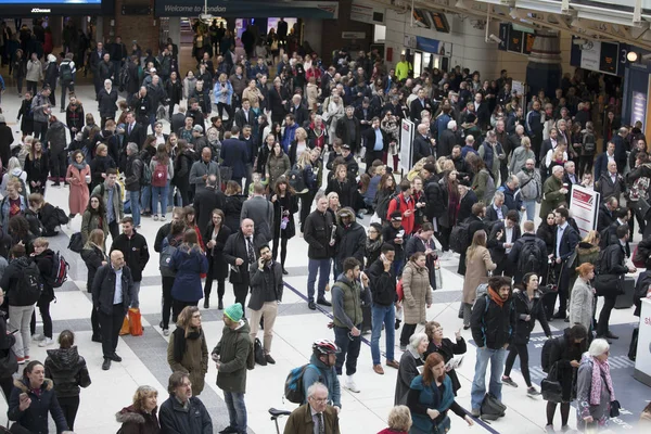 People at Liverpool Street station. Opened in 1874 it is third busiest and one of the main railway stations in UK, with connection to London Underground — Stock Photo, Image