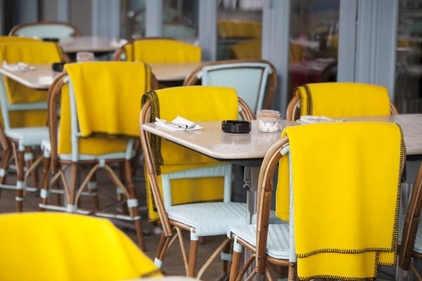 Der Restaurantbereich mit bunten Plastikstühlen und blauen, gelben, weißen Tischen und Plaid in der Lobby des Einkaufszentrums. schönes Interieur — Stockfoto