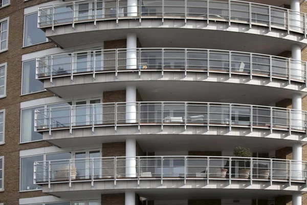 Die Fassade eines modernen Gebäudes mit Balkonen in London — Stockfoto