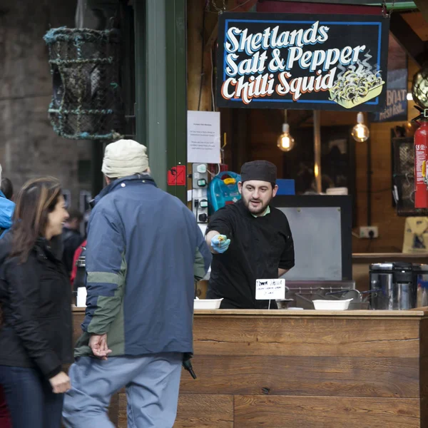 Londra'nın ünlü semt pazarında sebze satıcı — Stok fotoğraf