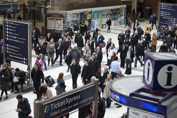 People at Liverpool Street station. Opened in 1874 it is third busiest and one of the main railway stations in UK, with connection to London Underground — Stock Photo, Image