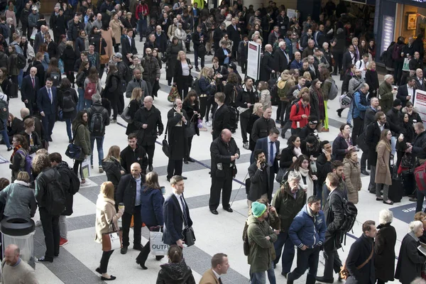 Ludzie na stacji Liverpool Street. Otwarte w 1874 jest trzecim najbardziej ruchliwych i jednej głównej linii kolejowej stacji w Uk, z połączenia do metra — Zdjęcie stockowe