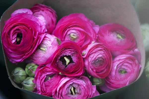레드, 꽃다발에 라의 핑크 꽃 — 스톡 사진