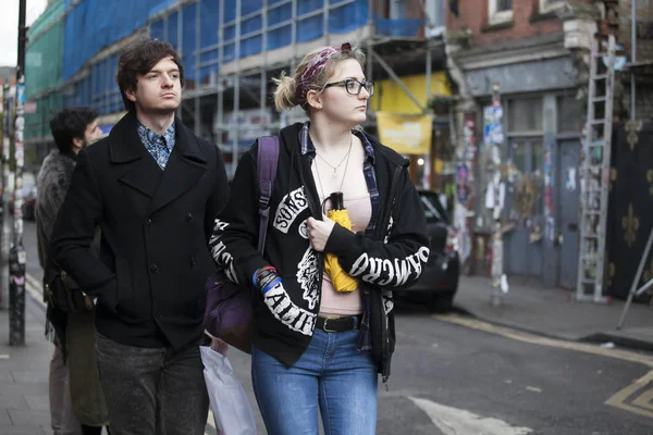 Un couple heureux, se tenant la main, marchant dans l'est de Londres — Photo