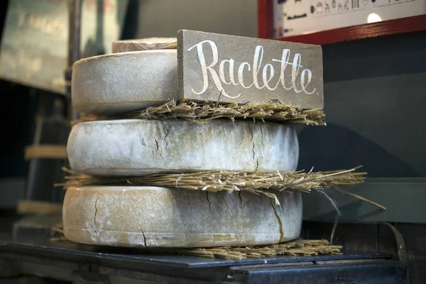 Dojrzewanie Raclette ser z tagiem na rynku farmer — Zdjęcie stockowe