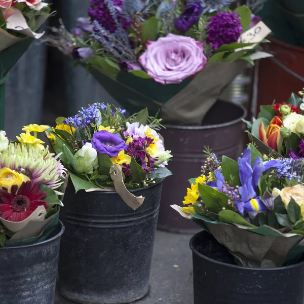 いろいろな販売の花屋の近くの花 — ストック写真