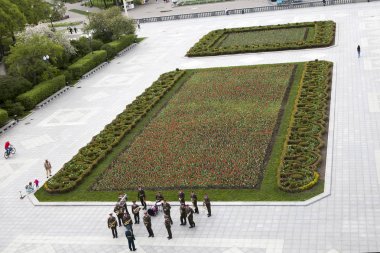 Kültür Park. Yukarıdan görüntüleyin. Müzisyenler lale ile çim çevresinde performans önce prova.