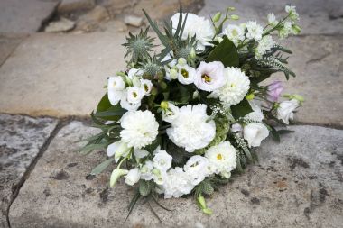 Düğün buketi beyaz tonlarda lisianthus, gül, Yıldızçiçekleri ve taş antik kaldırımda yalan okaliptüs