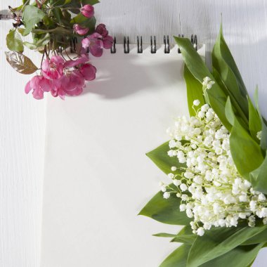 beyaz porselen vazo ve çiçekler beyaz bir fincan pembe elma ağacının bir vadideki zambak