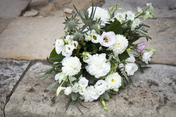 トルコギキョウ、バラ、ダリア、古代石舗装の上に横たわるユーカリのホワイト トーンの結婚式の花束 — ストック写真