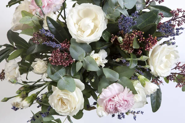 Bröllop bukett av en brud från en ros, en rosa nejlika, eukalyptus på ett träbord — Stockfoto