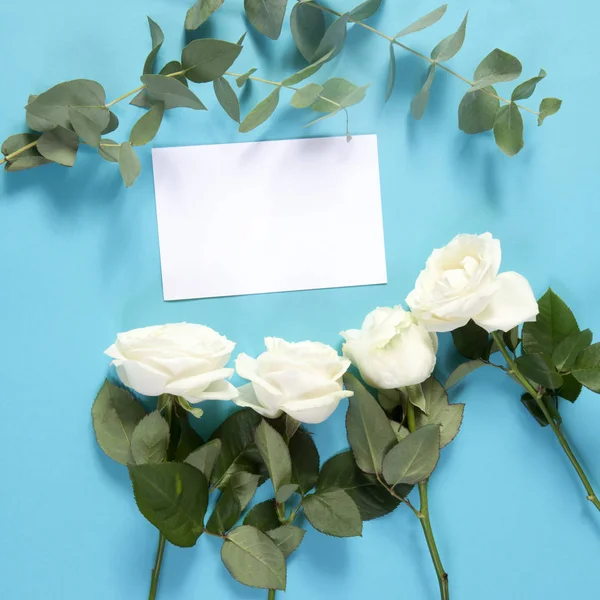 Cuaderno en los muelles con una rosa blanca sobre un fondo azul con un espacio vacío para notas . —  Fotos de Stock