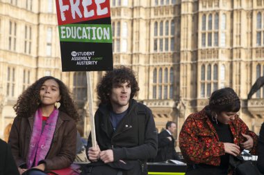 Ücretleri ve kesim ve borç merkezi Londra'da öğrenci protesto.