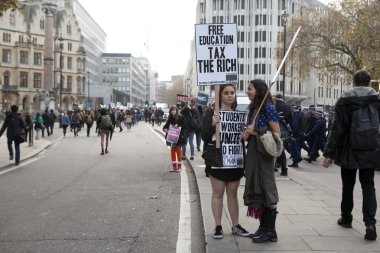 Ücretleri ve kesim ve borç merkezi Londra'da öğrenci protesto.