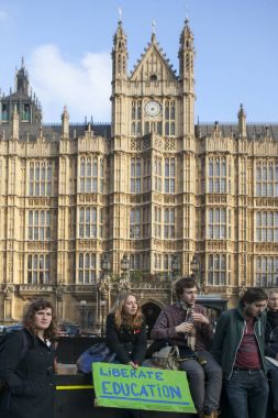 Ücretleri ve kesim ve borç merkezi Londra'da öğrenci protesto.