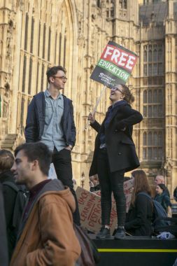 Ücretleri ve kesim ve borç merkezi Londra'da öğrenci protesto.