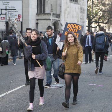 Ücretleri ve kesim ve borç merkezi Londra'da öğrenci protesto.