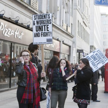 Ücretleri ve kesim ve borç merkezi Londra'da öğrenci protesto.